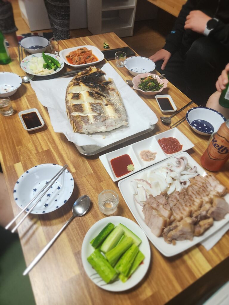 체철 참돔으로 만든 구이와 조림, 그리고 갑오징어 삼합으로 꾸려진 한상
