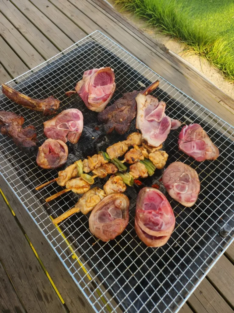 맛있게 구워지고 있는 양갈비, 족발, 닭꼬치