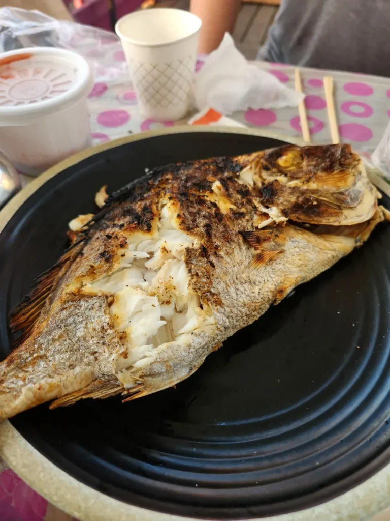 그릴에 맛있게 구운 자연산 참돔